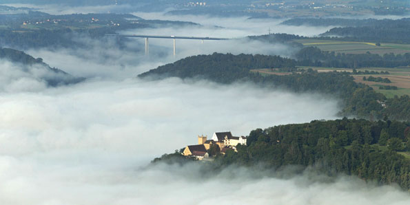 Weitenburg und Autobahnbrücke bei Weitingen (c) Schloss Weitenburg, Starzach, Luftbild: Manfred Grohe