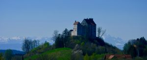 Schloss Waldburg vor den Alpen (c) Silke Monk, Kissleg