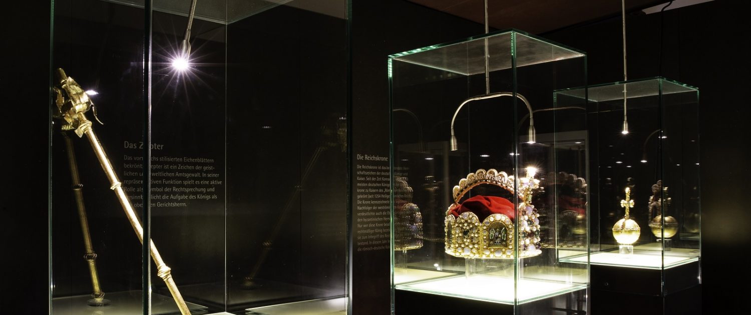 Schatzkammer mit Repliken des Kronschatzes des Heiligen Römischen Reiches (c) Silke Monk, Kissleg