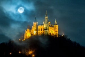 Burg Hohenzollern bei Vollmond